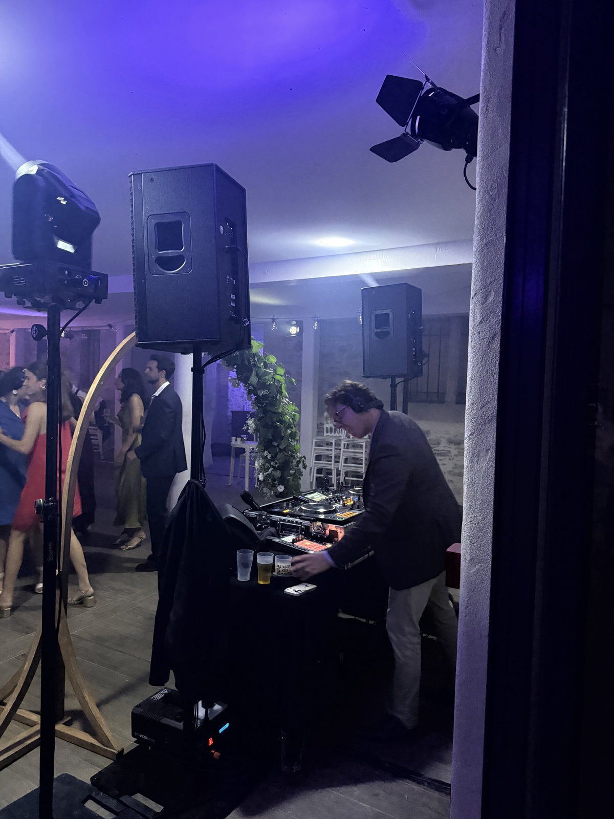 DJ aux platines pendant une soirée, enceintes et projecteurs