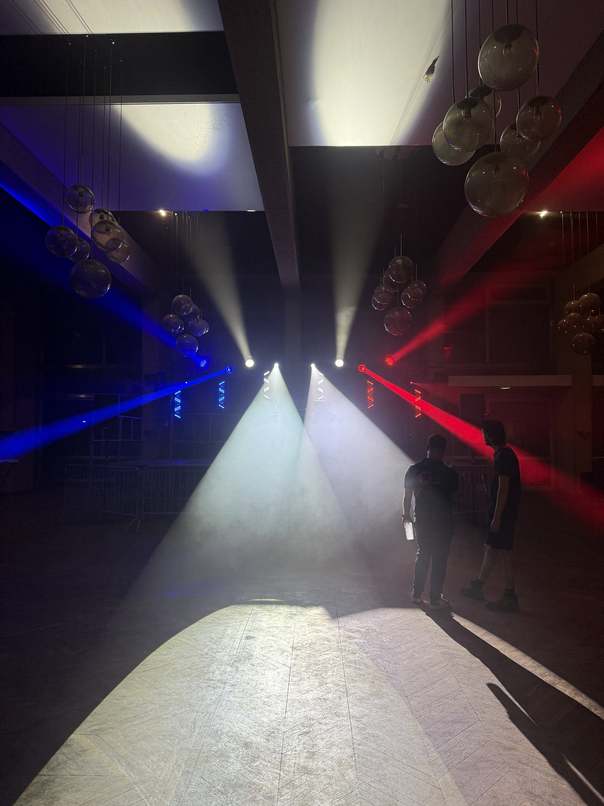 Faisceaux de lyres bleus, blancs et rouges dans une salle de réception