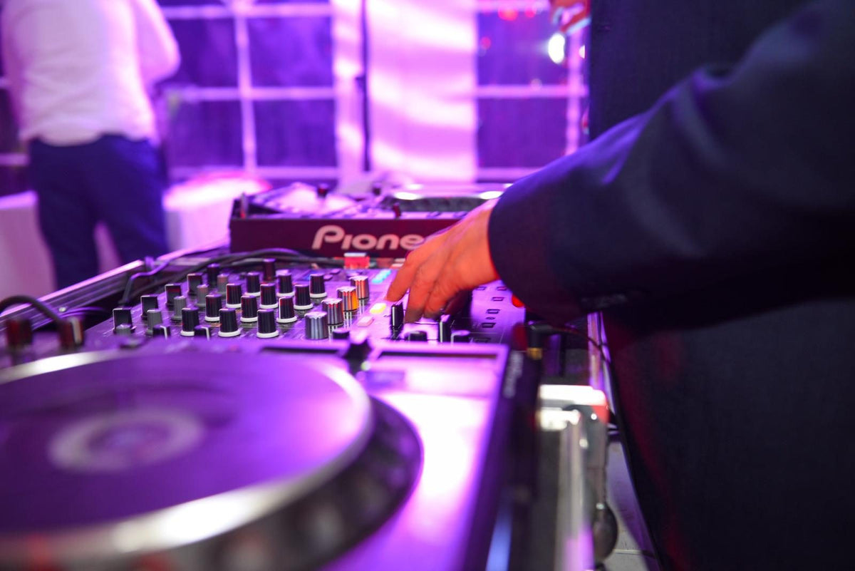 DJ animant une soirée de mariage