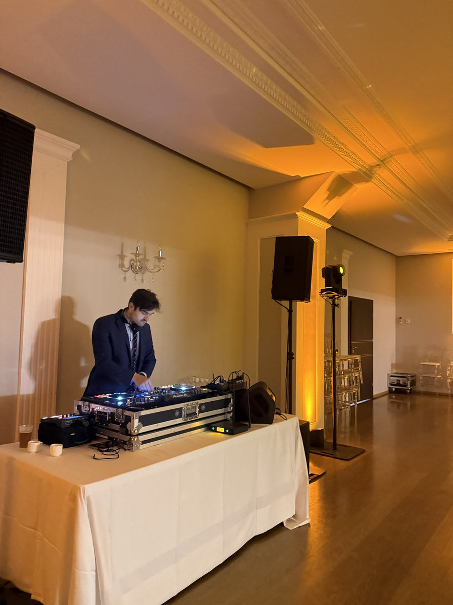 DJ en train de mixer dans une salle de réception