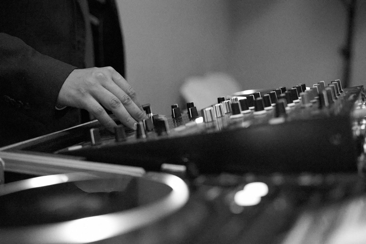 Platines DJ en noir et blanc