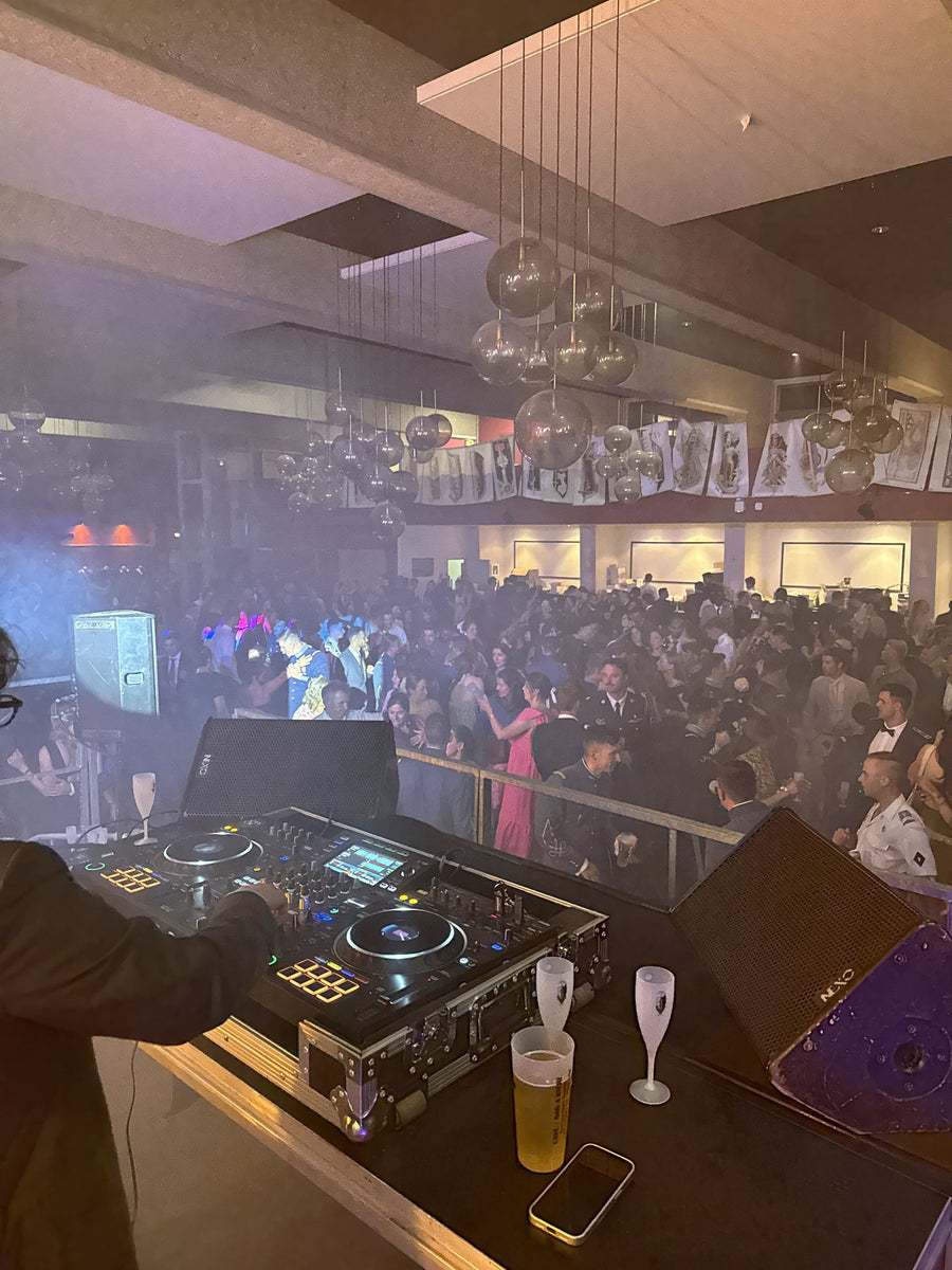 Vue depuis la régie DJ sur une salle pleine en soirée
