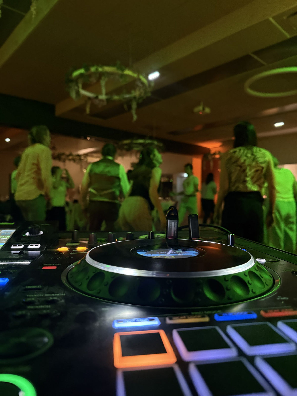 DJ en soirée lors d'un événement professionnel