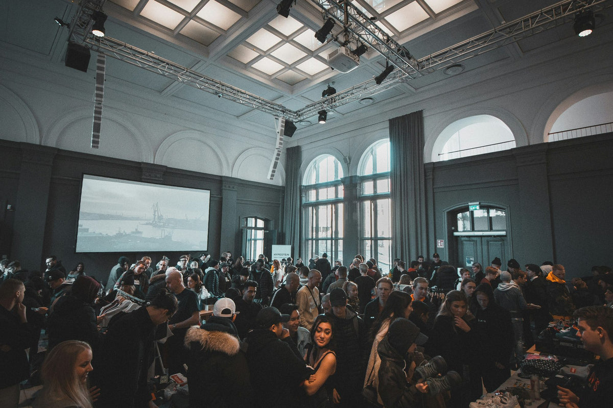 Soirée de gala d'entreprise avec écran et éclairage scénique