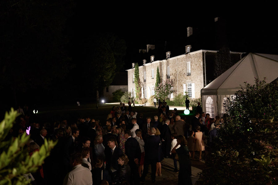 Soirée de mariage dans un château avec éclairage d'ambiance