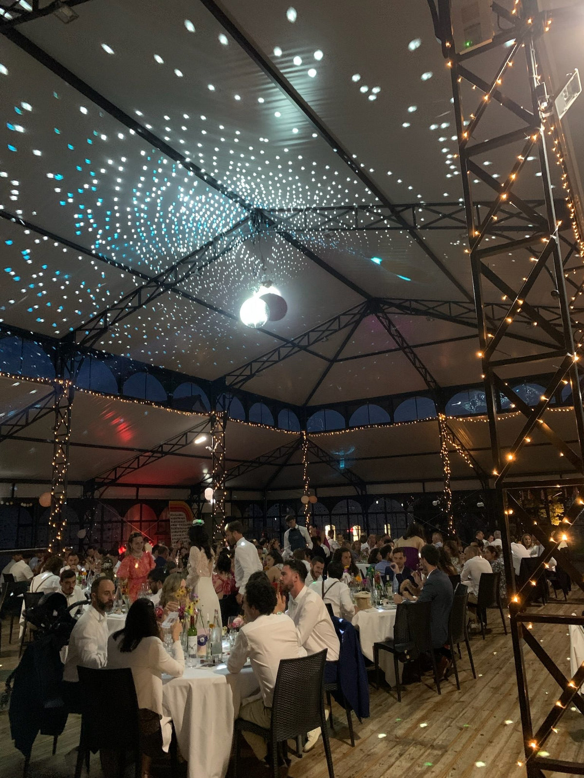 Tente de mariage éclairée en soirée