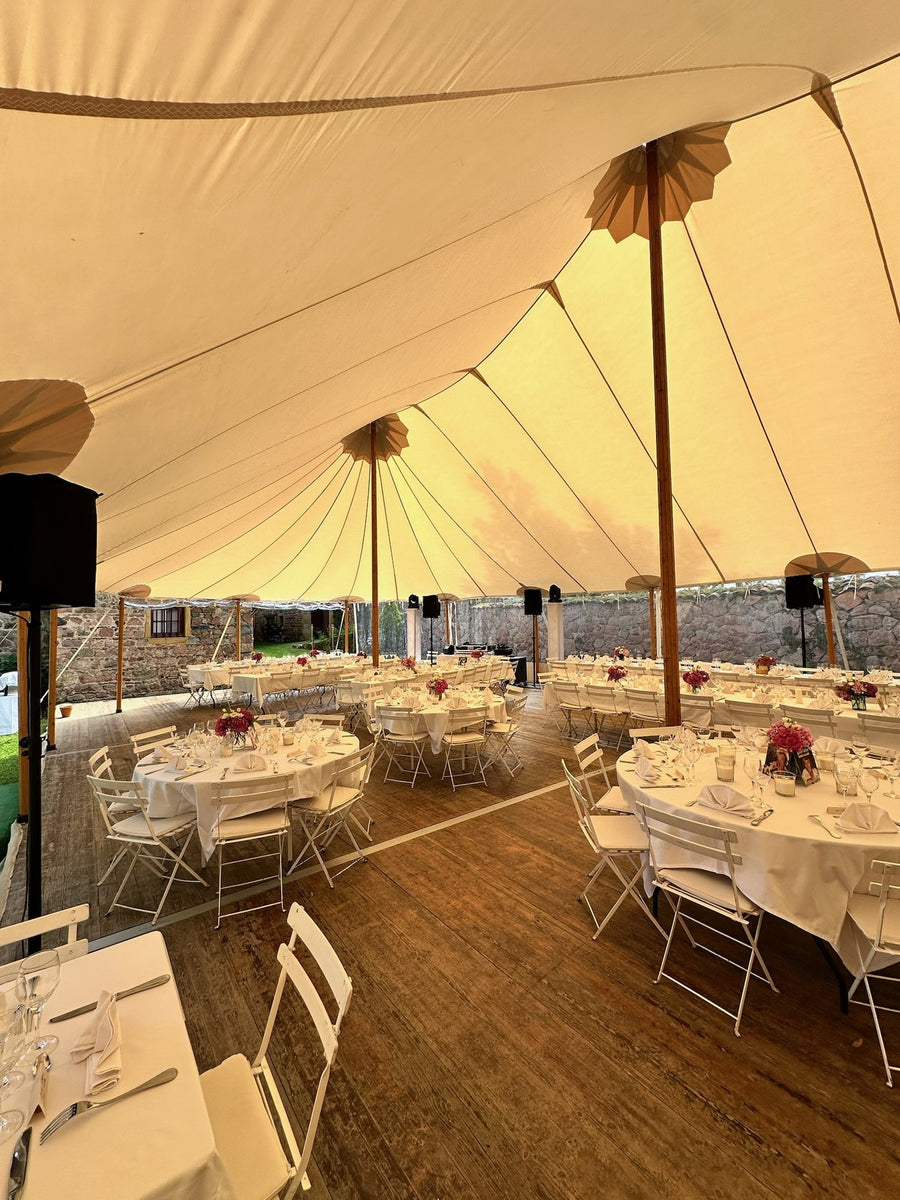 Tente pagode dressée pour une réception de mariage