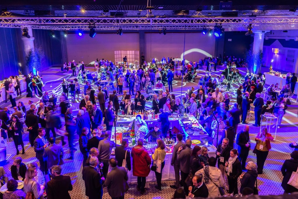 Soirée d'entreprise avec éclairage d'ambiance
