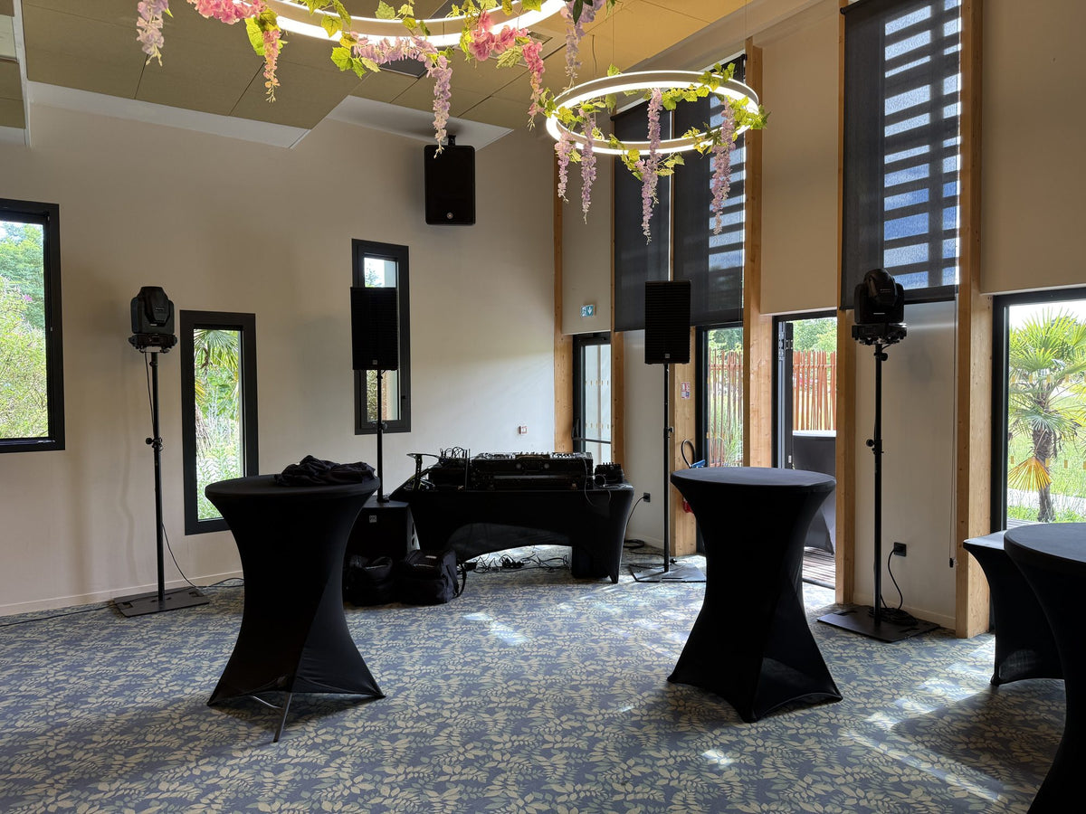 Sonorisation et éclairage installés dans une salle de réception